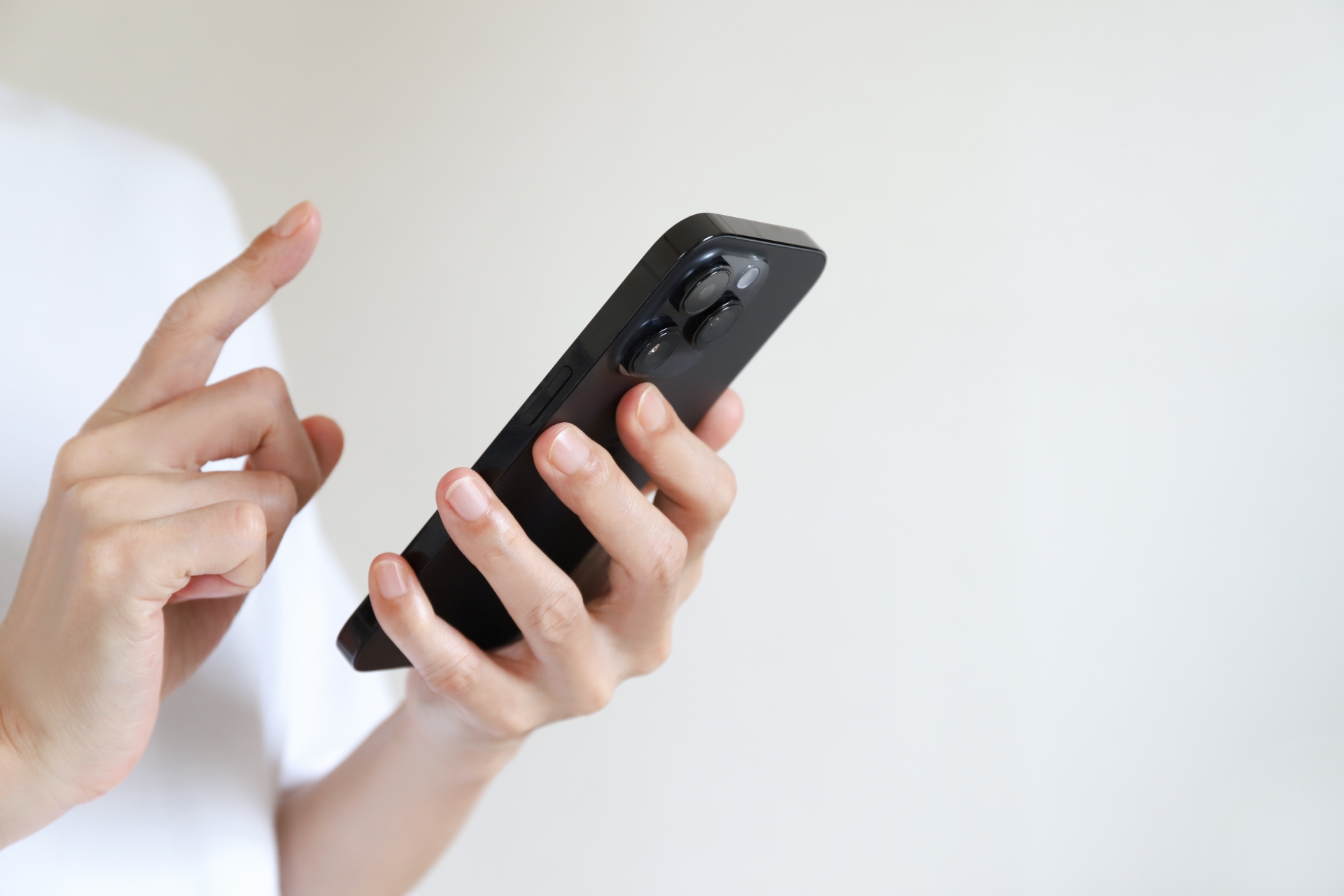 iPhoneを手に持って操作する様子